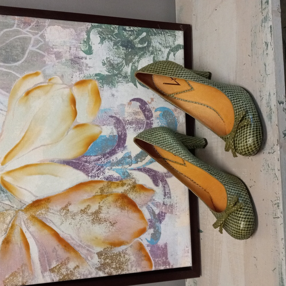 VINCE CAMUTO  GREEN, LEATHER, SNAKE SKIN PRINT, BRAIDED BOW-TIE HEELS